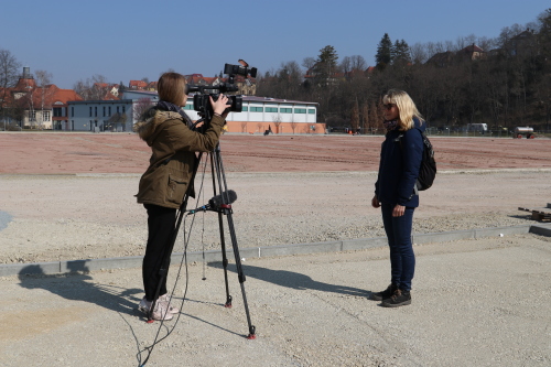 KIJ-Projektleiterin Danuta Bensch im TV-Interview, © Löwe | KIJ