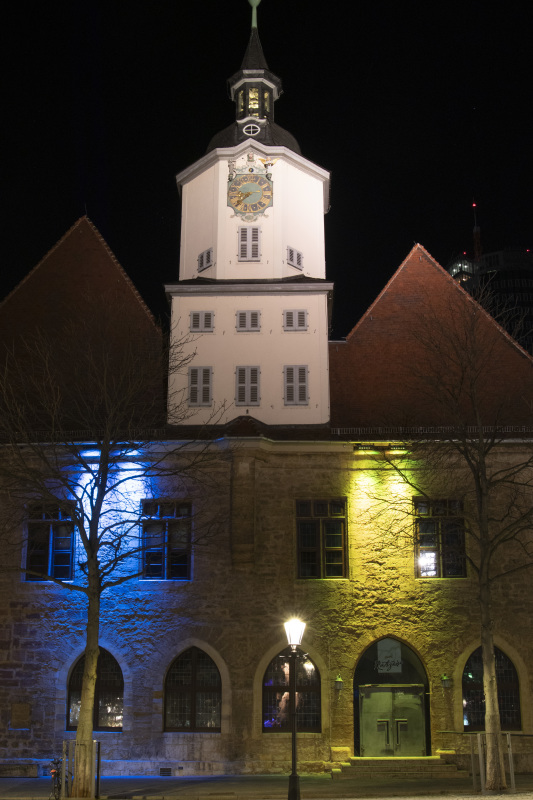 Rathaus in blau-gelber Anstrahlung